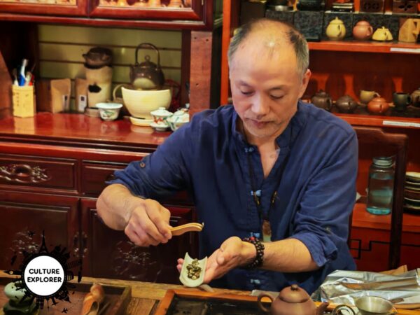 Tea tasting in Vancouver Chinatown copyright Qin Xie